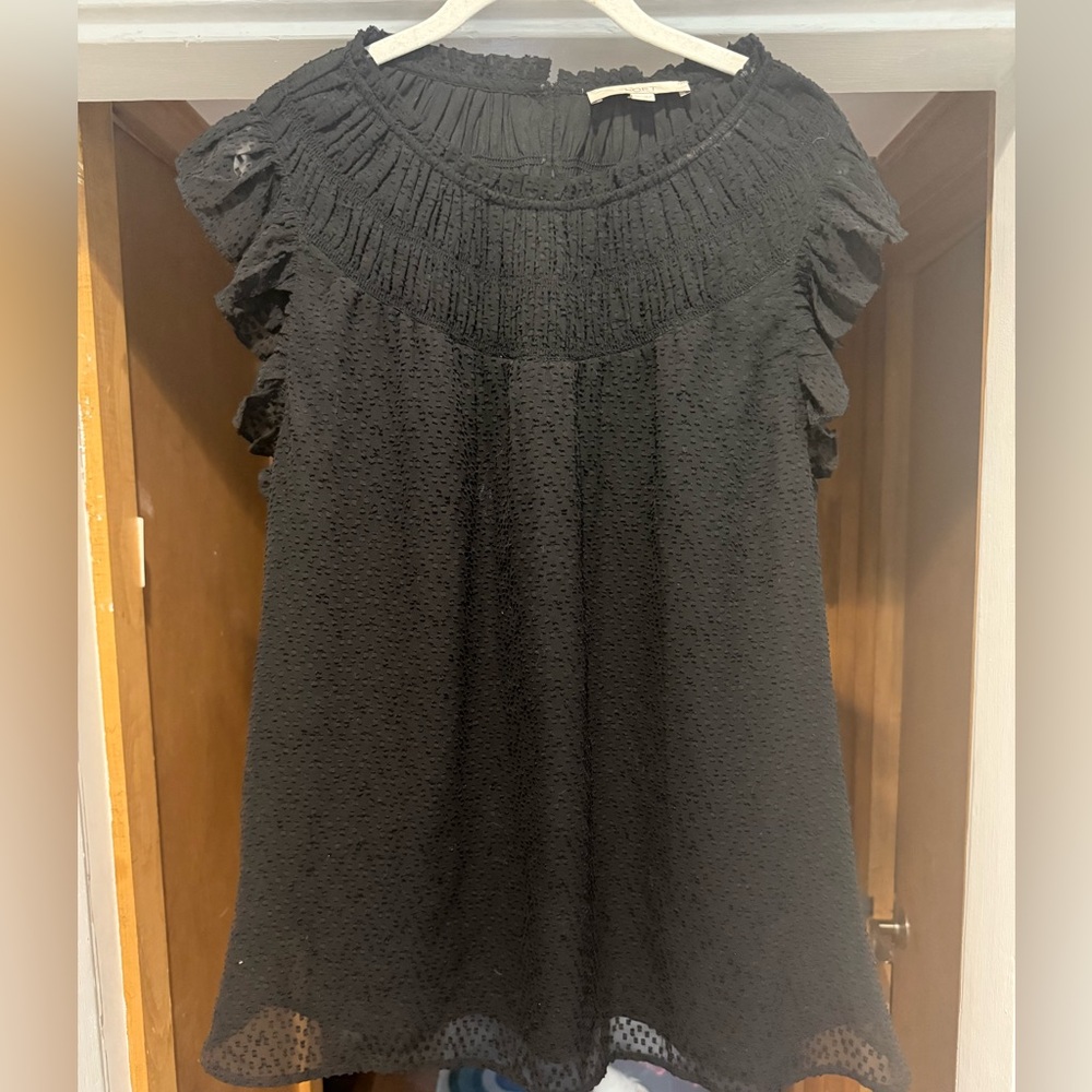 Gorgeous EUC flouncy black layered top with fun pattern absolutely gorgeous